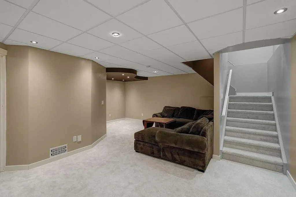 274 Somerside Park SW Calgary AB T2Y 3G5
