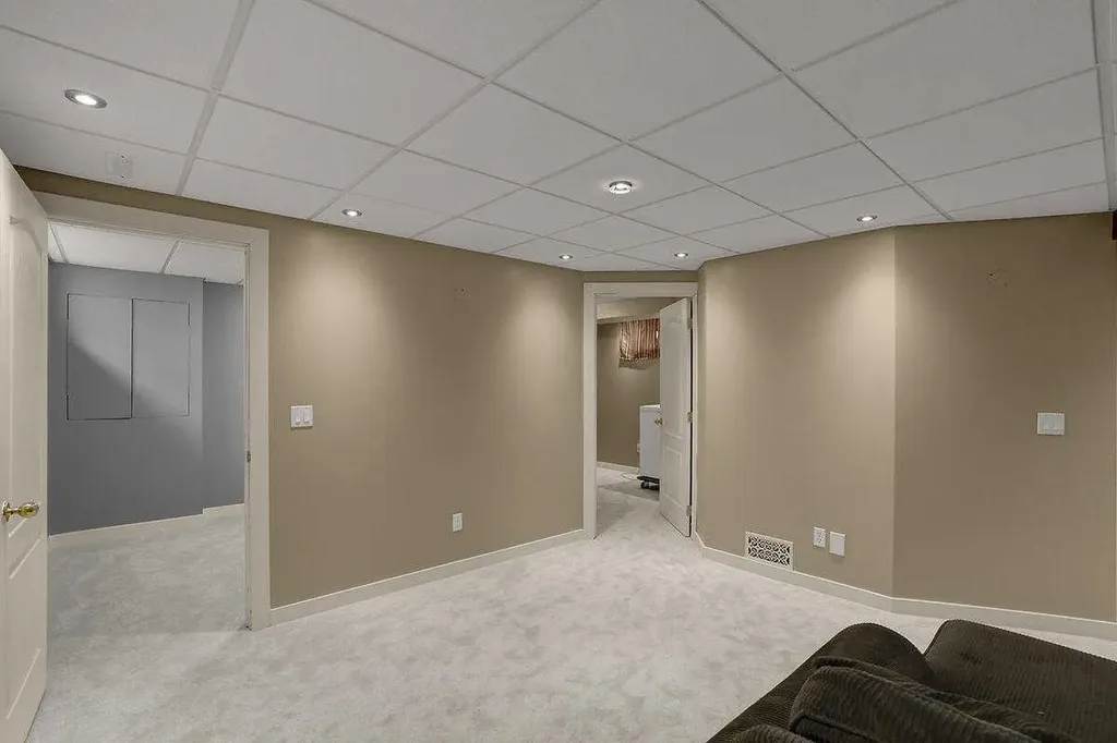 274 Somerside Park SW Calgary AB T2Y 3G5