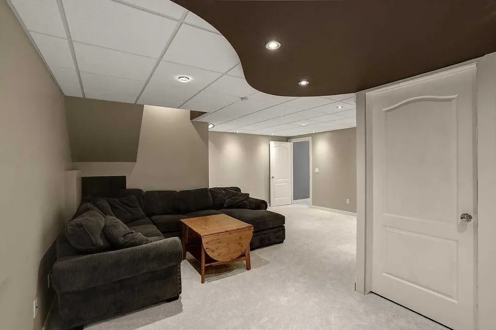 274 Somerside Park SW Calgary AB T2Y 3G5