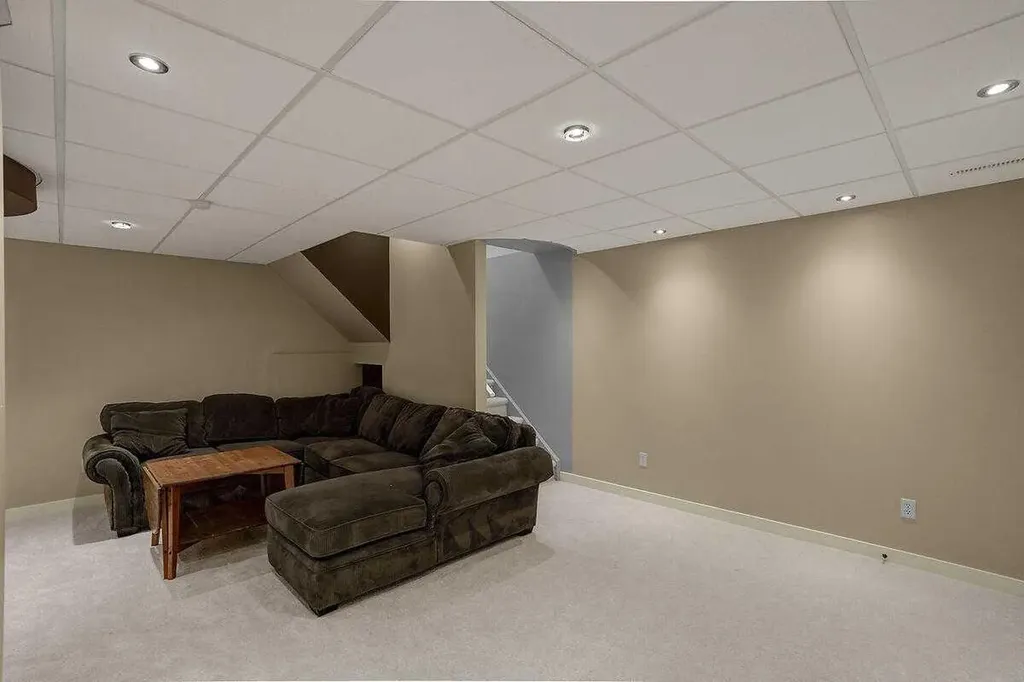 274 Somerside Park SW Calgary AB T2Y 3G5