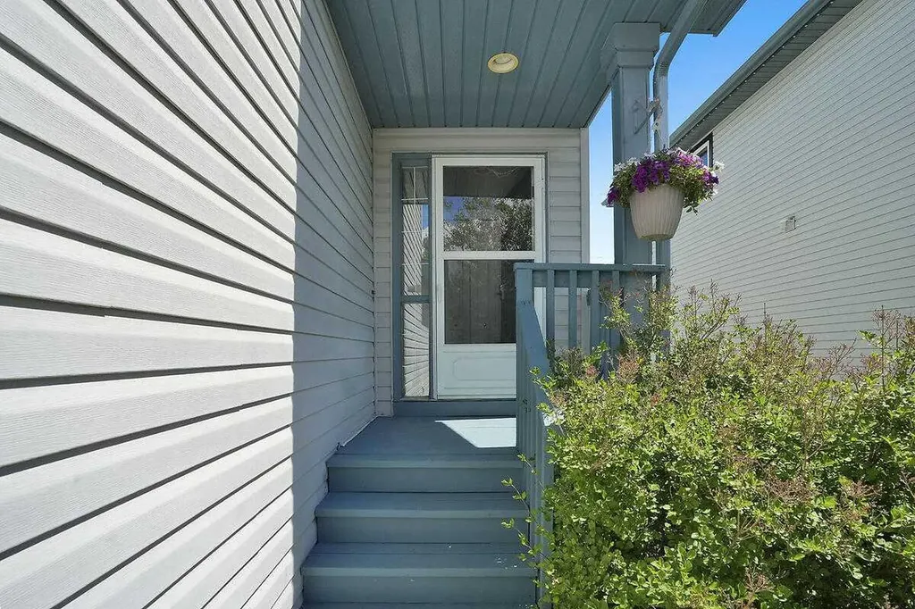 274 Somerside Park SW Calgary AB T2Y 3G5