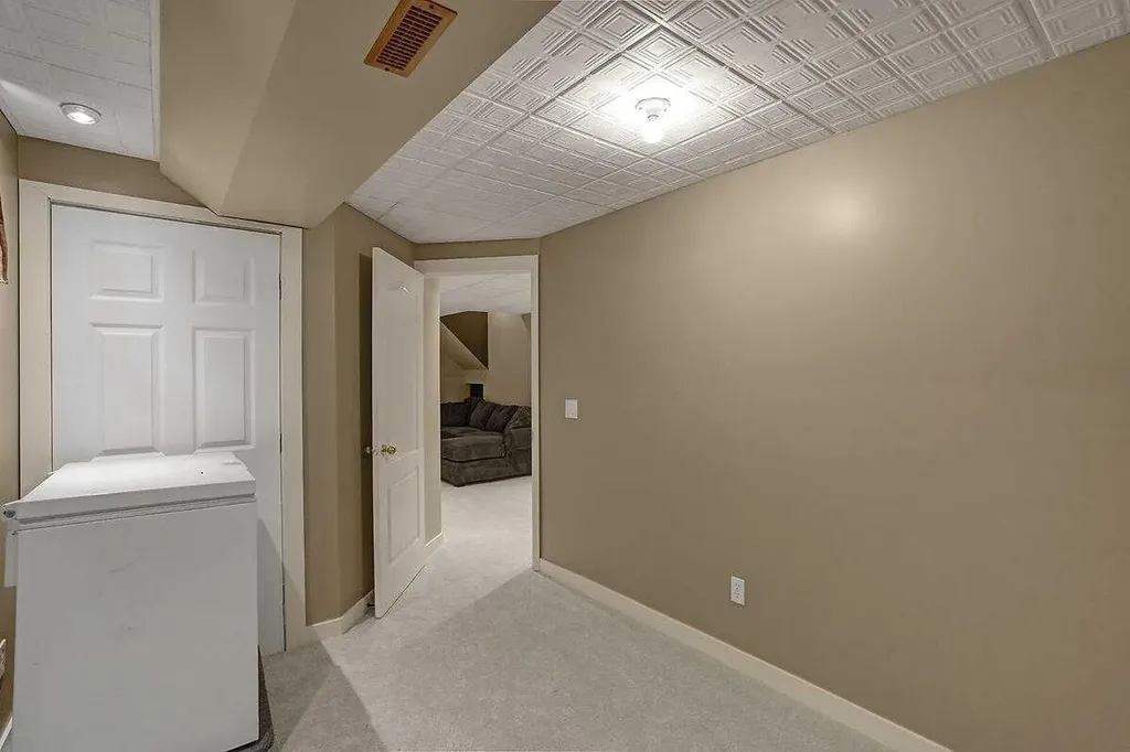 274 Somerside Park SW Calgary AB T2Y 3G5
