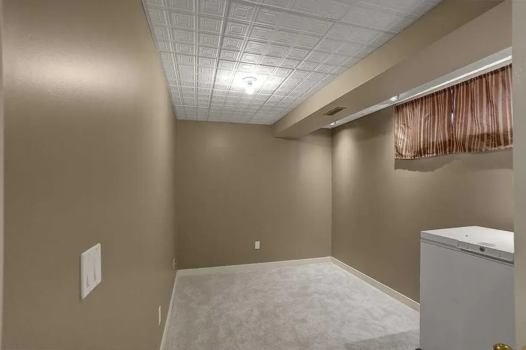 274 Somerside Park SW Calgary AB T2Y 3G5