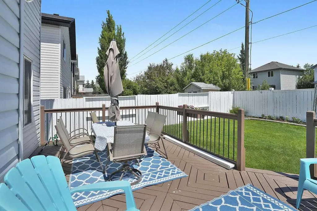 274 Somerside Park SW Calgary AB T2Y 3G5