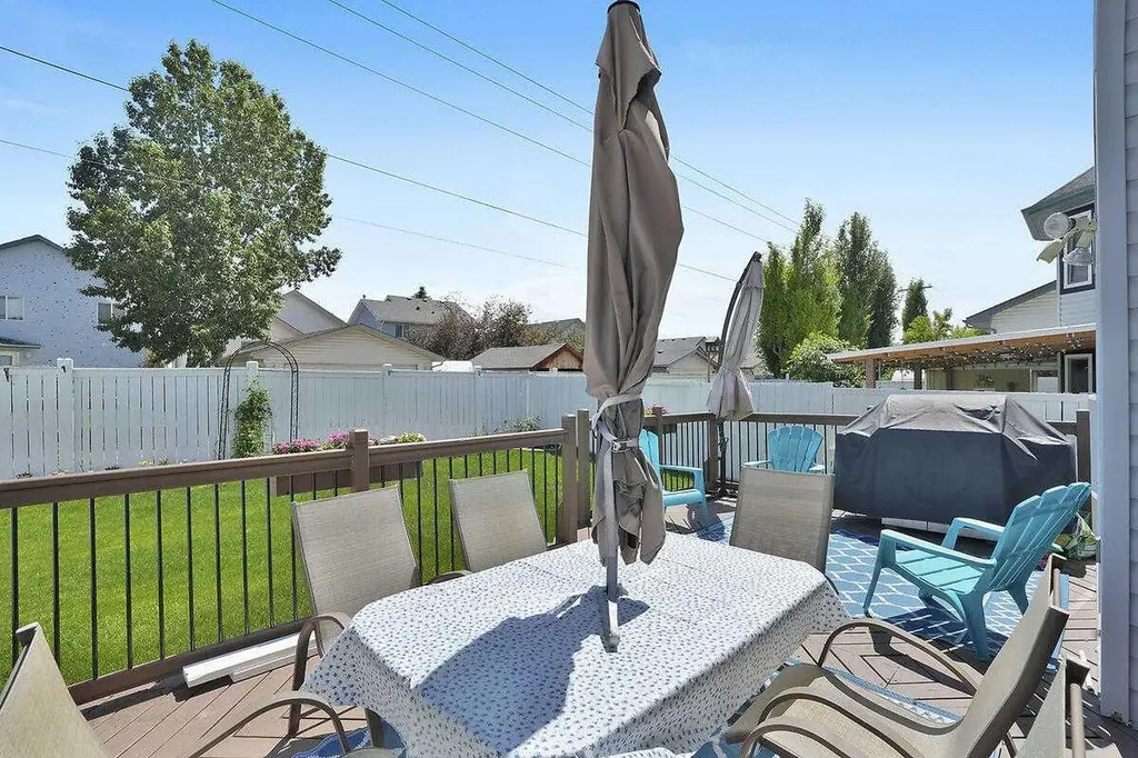 274 Somerside Park SW Calgary AB T2Y 3G5