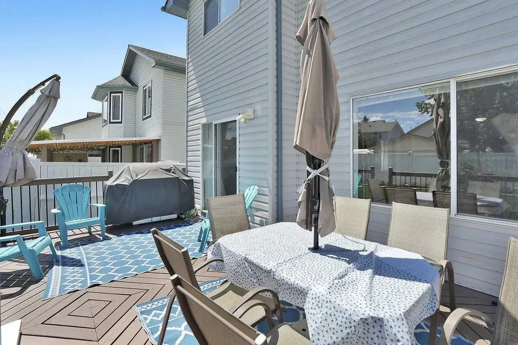 274 Somerside Park SW Calgary AB T2Y 3G5