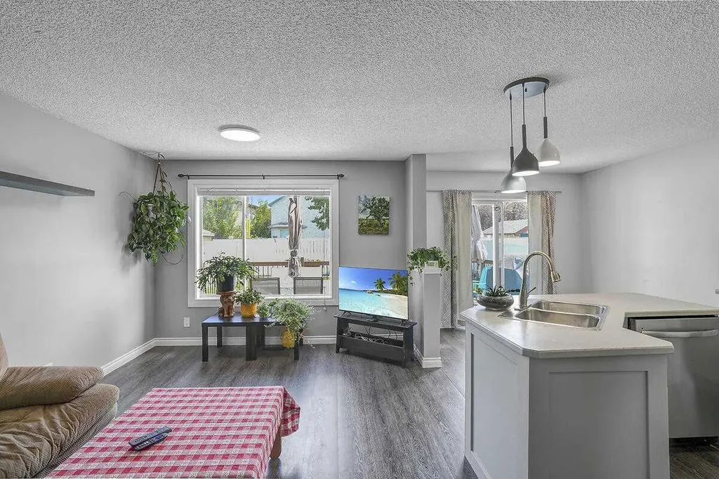 274 Somerside Park SW Calgary AB T2Y 3G5