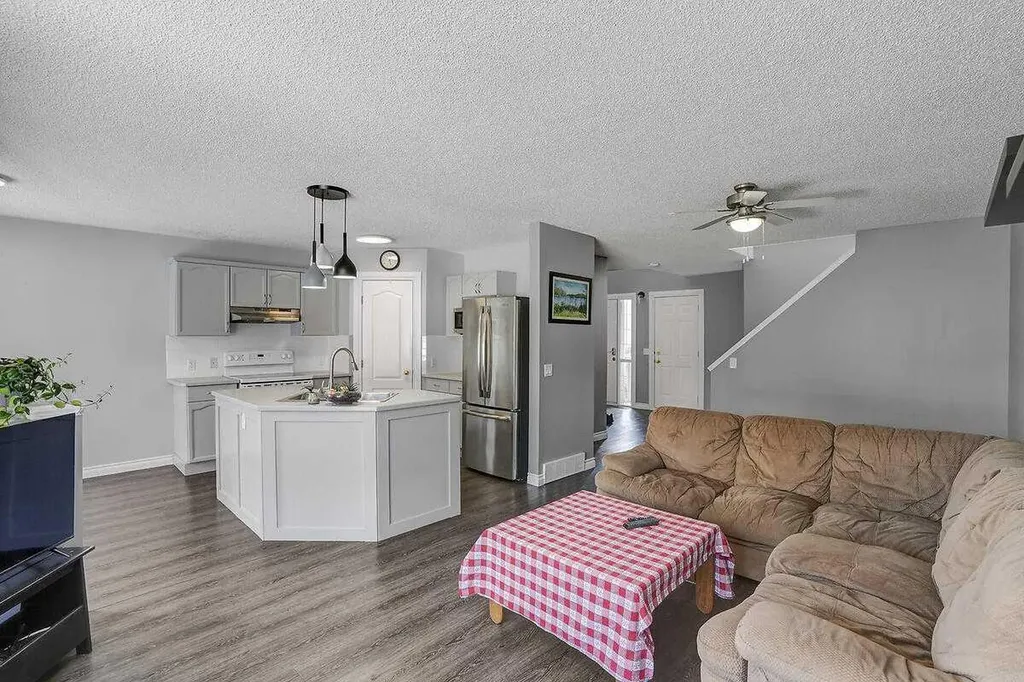 274 Somerside Park SW Calgary AB T2Y 3G5
