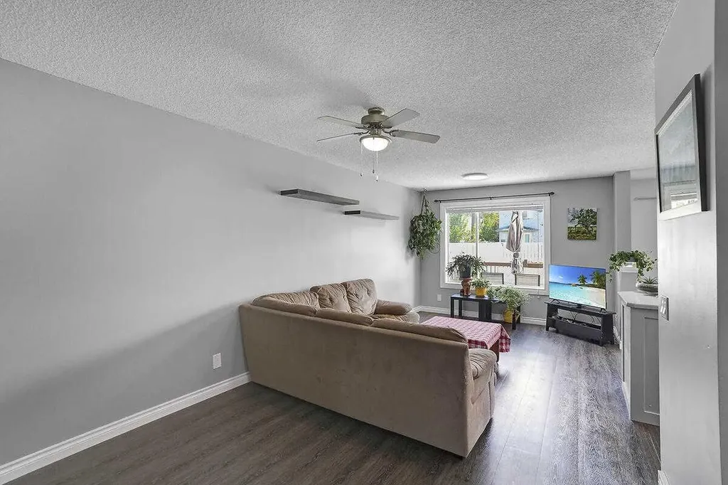 274 Somerside Park SW Calgary AB T2Y 3G5