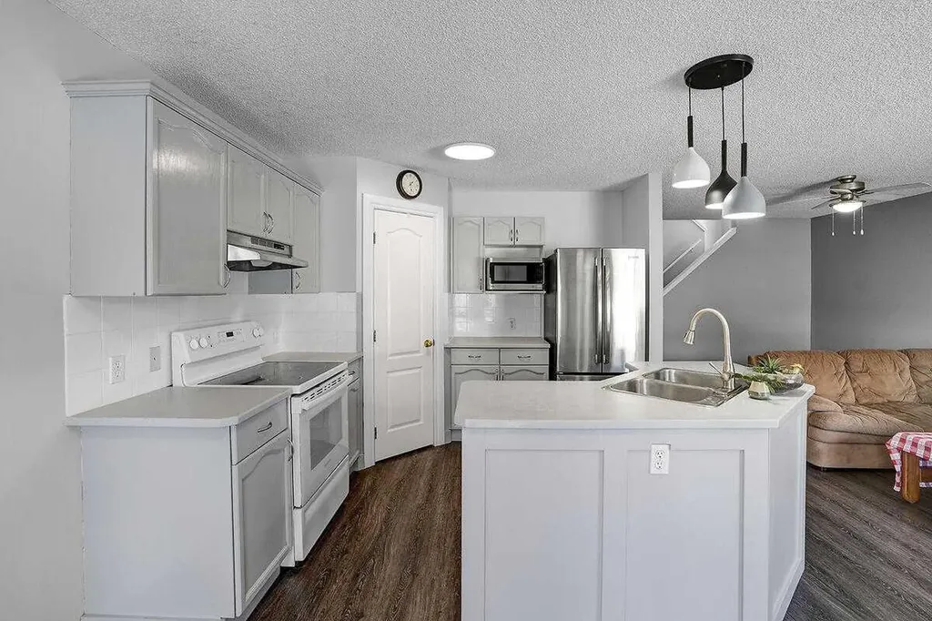 274 Somerside Park SW Calgary AB T2Y 3G5