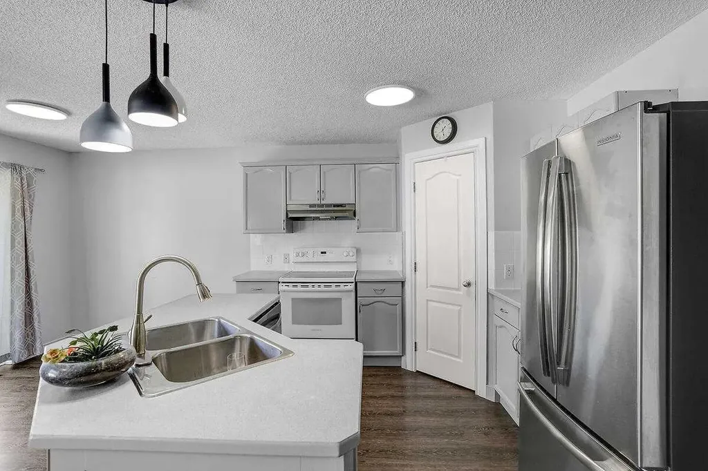 274 Somerside Park SW Calgary AB T2Y 3G5
