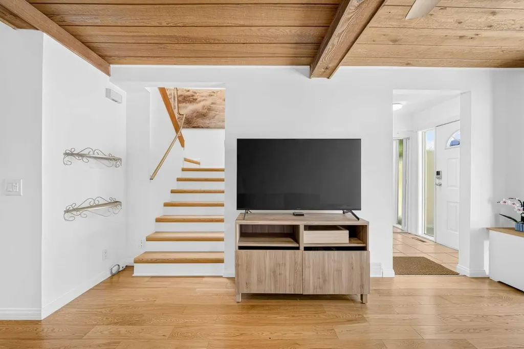 4915 45 Street SW Calgary AB T3E 3W5