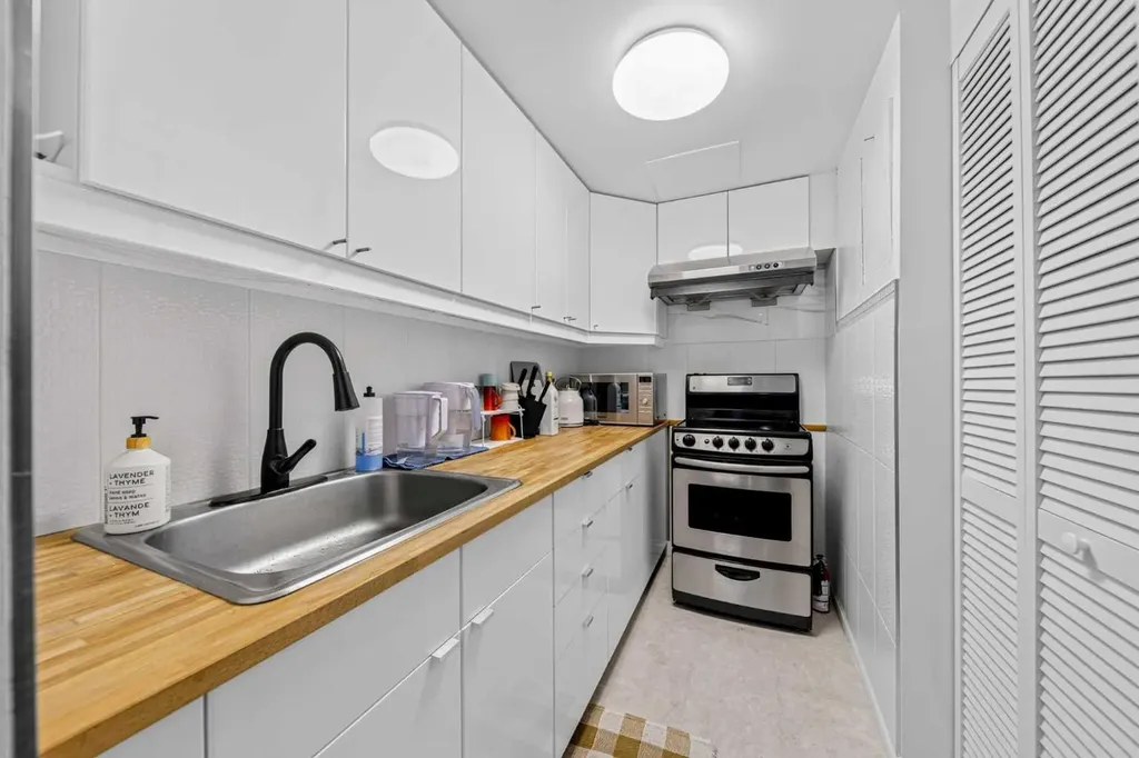 4915 45 Street SW Calgary AB T3E 3W5
