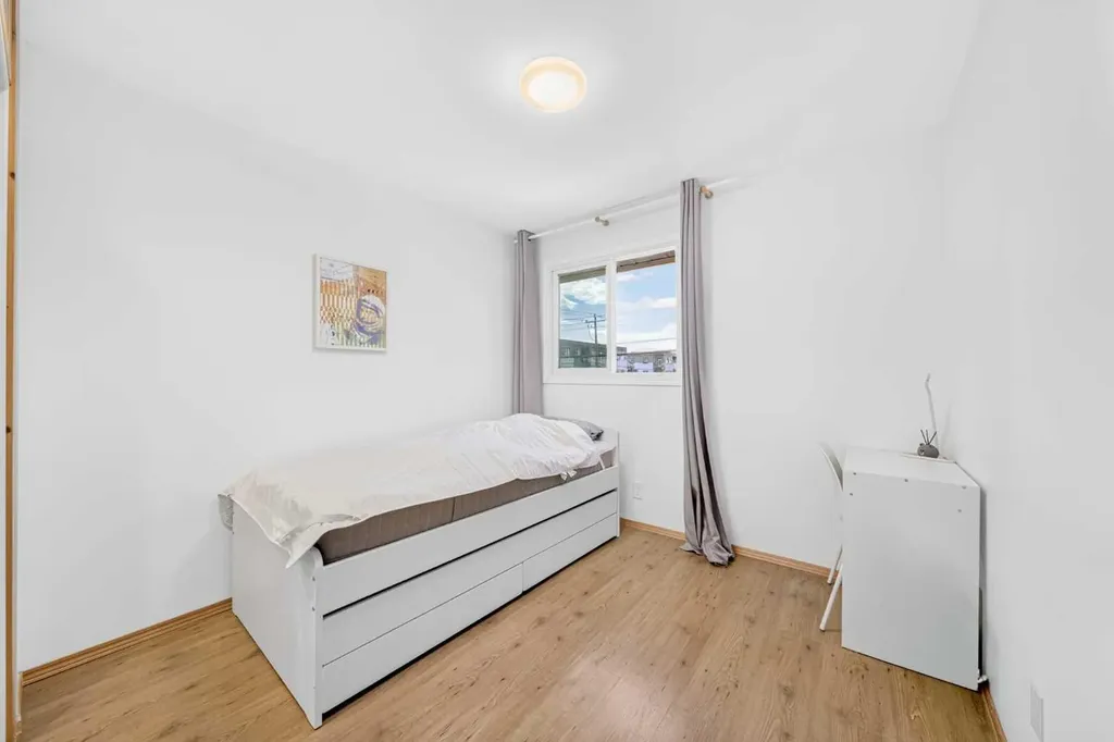4915 45 Street SW Calgary AB T3E 3W5