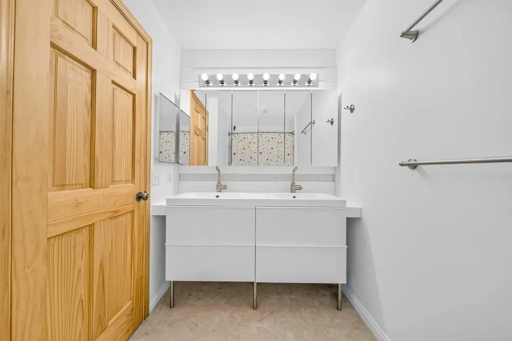 4915 45 Street SW Calgary AB T3E 3W5