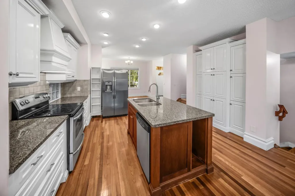 2530 3 Avenue NW Calgary AB T2N 0L3