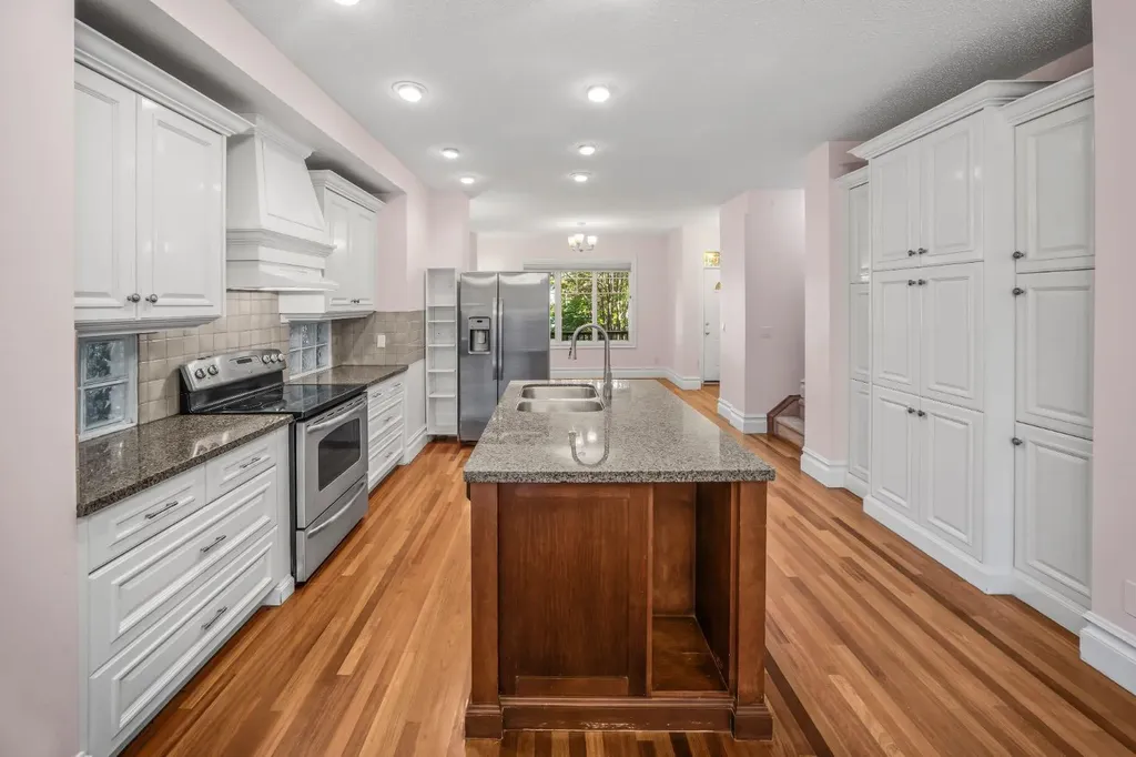 2530 3 Avenue NW Calgary AB T2N 0L3