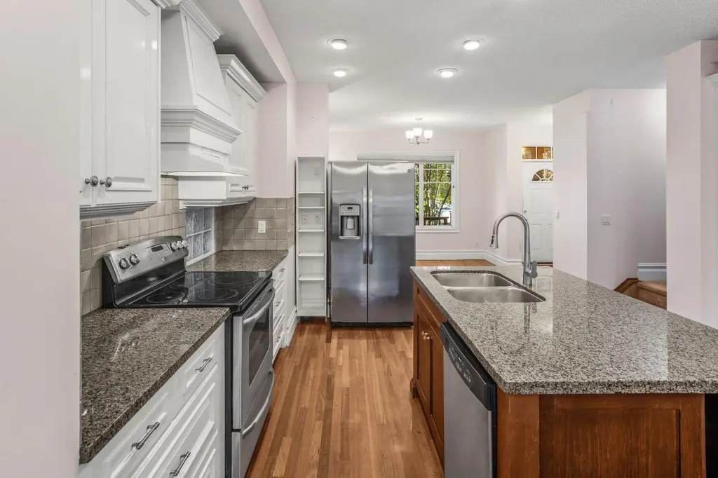 2530 3 Avenue NW Calgary AB T2N 0L3