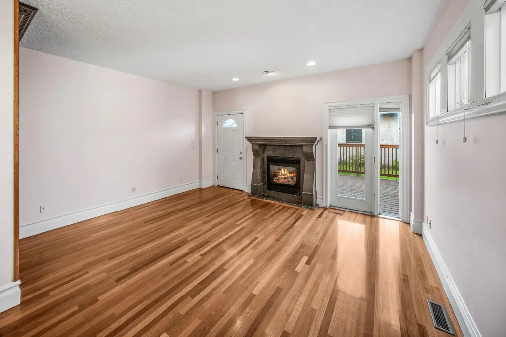 2530 3 Avenue NW Calgary AB T2N 0L3