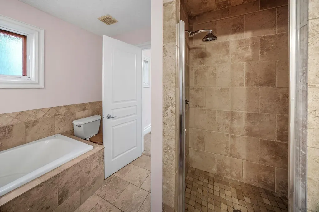 2530 3 Avenue NW Calgary AB T2N 0L3