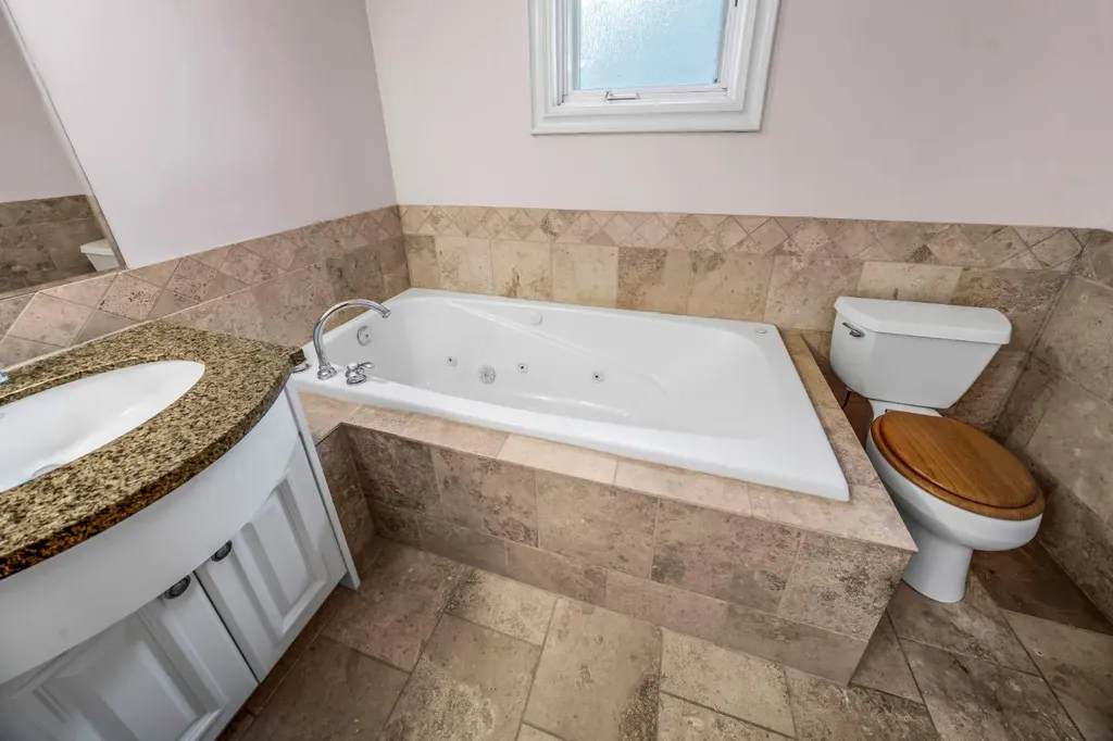 2530 3 Avenue NW Calgary AB T2N 0L3