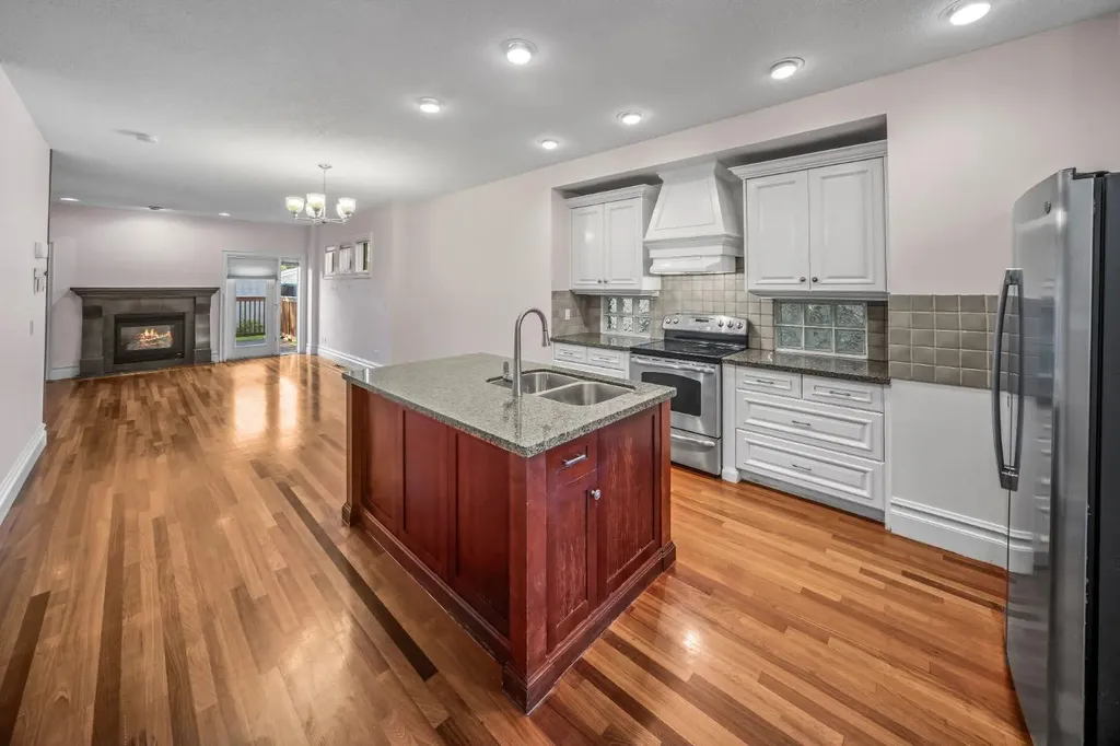 2530 3 Avenue NW Calgary AB T2N 0L3