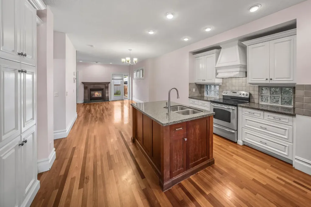 2530 3 Avenue NW Calgary AB T2N 0L3