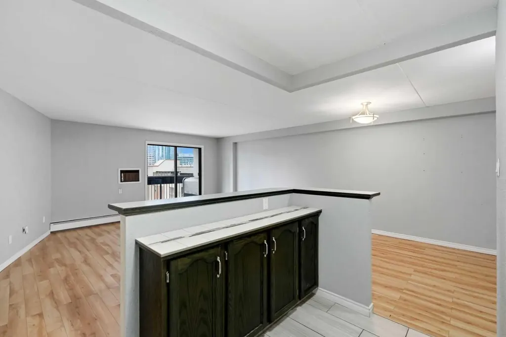 735 12 Avenue SW Calgary AB T2R 1J7