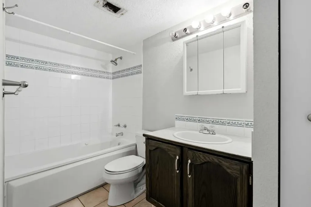 735 12 Avenue SW Calgary AB T2R 1J7