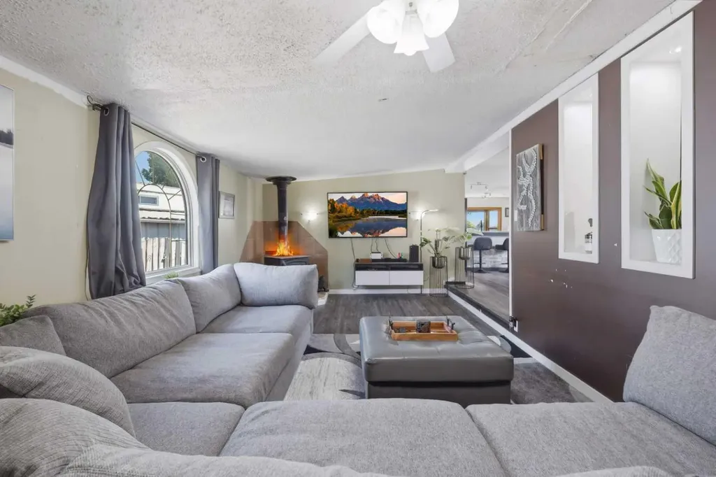 27 Hearthstone Drive Lacombe AB T4L 1R2