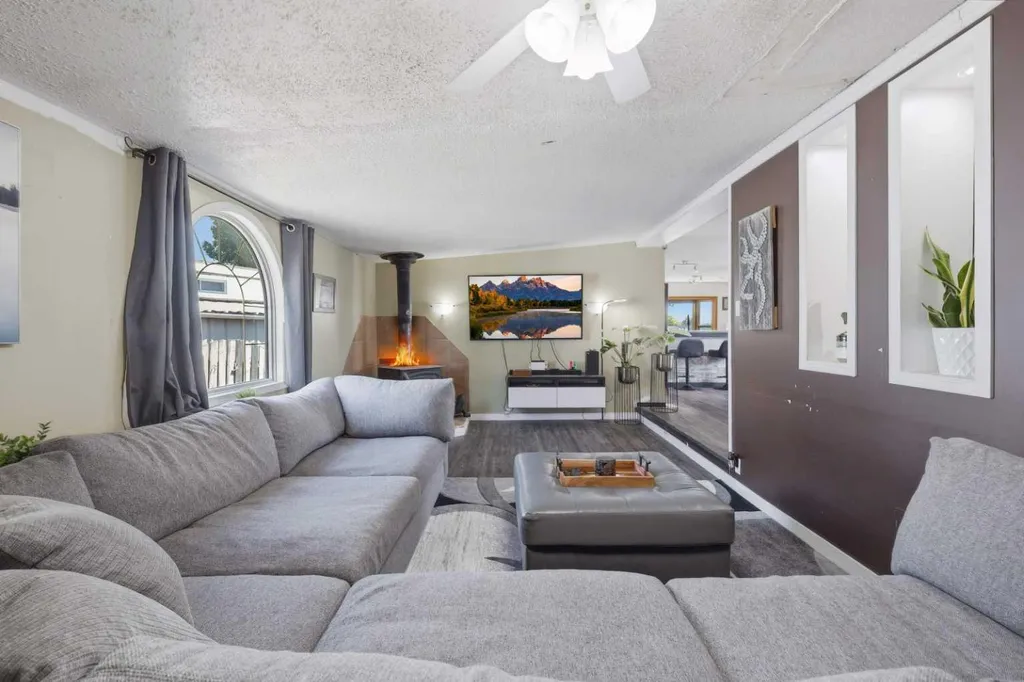 27 Hearthstone Drive Lacombe AB T4L 1R2