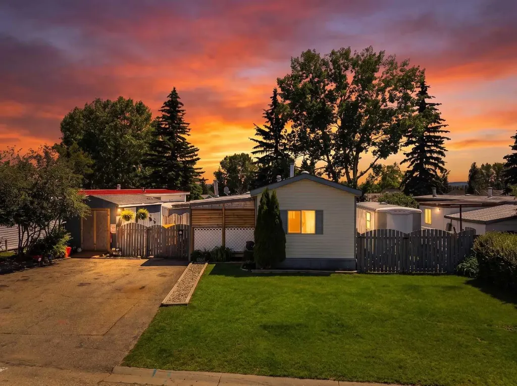 27 Hearthstone Drive Lacombe AB T4L 1R2