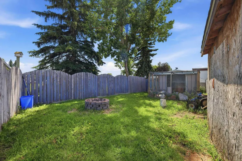27 Hearthstone Drive Lacombe AB T4L 1R2