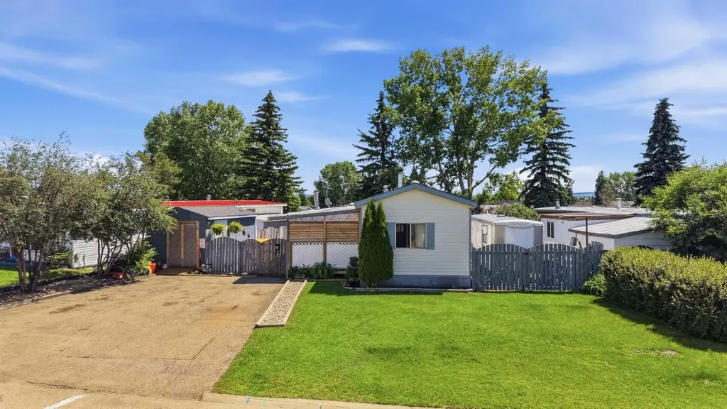 27 Hearthstone Drive Lacombe AB T4L 1R2