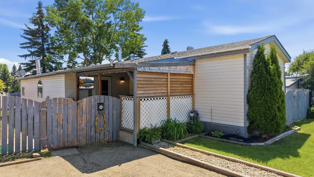 27 Hearthstone Drive Lacombe AB T4L 1R2