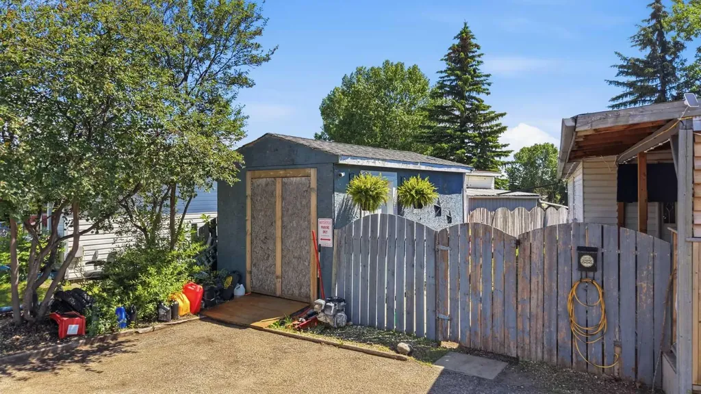 27 Hearthstone Drive Lacombe AB T4L 1R2