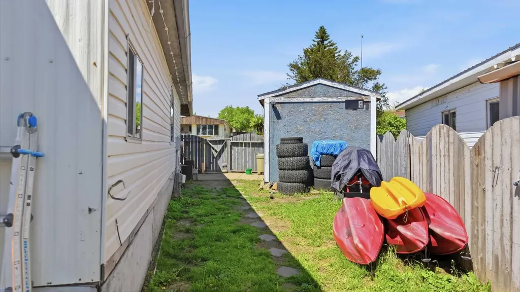 27 Hearthstone Drive Lacombe AB T4L 1R2