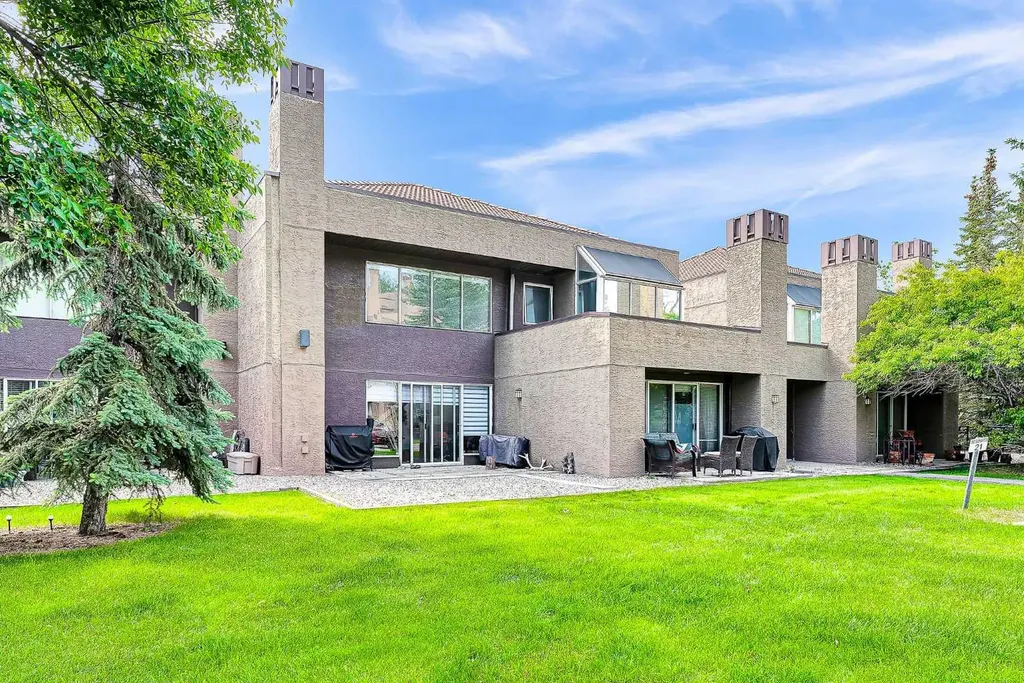108 Village Heights SW Calgary AB T3H2L2