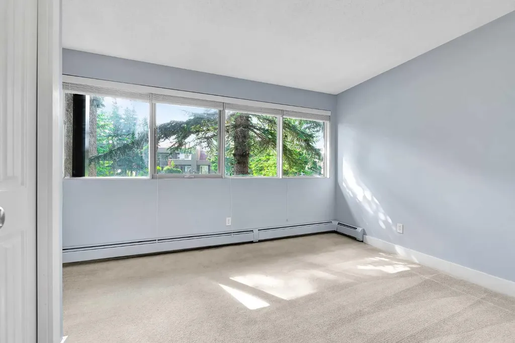 108 Village Heights SW Calgary AB T3H2L2