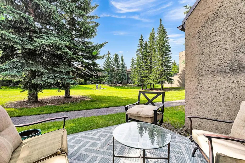 108 Village Heights SW Calgary AB T3H2L2