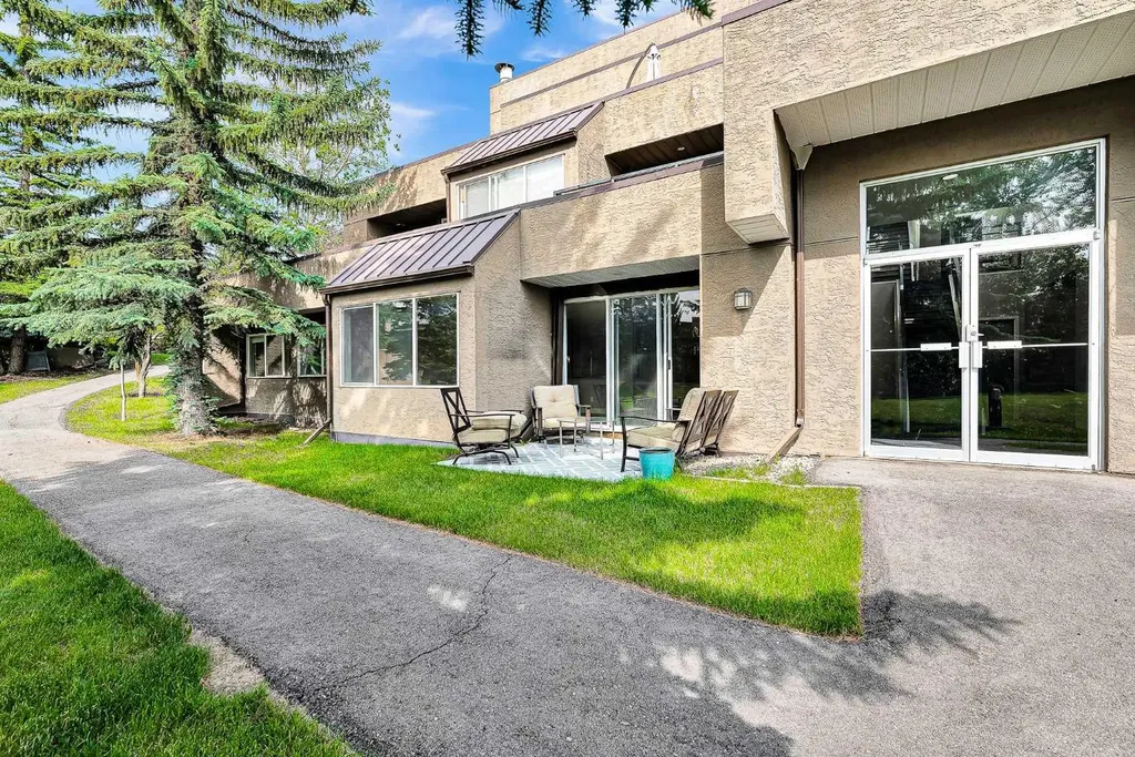 108 Village Heights SW Calgary AB T3H2L2