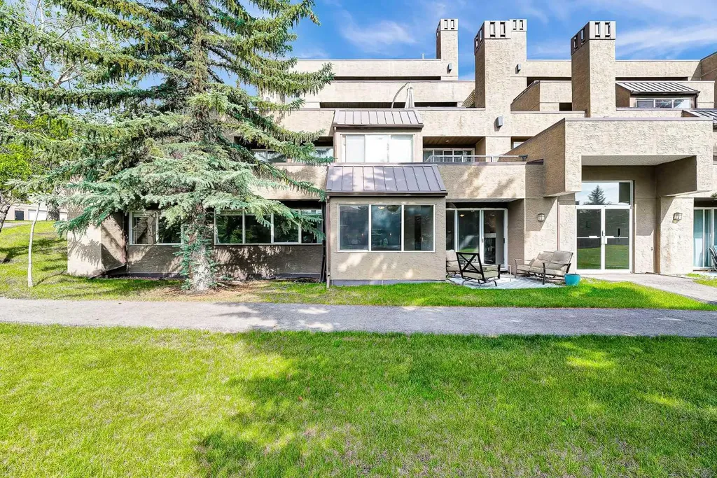 108 Village Heights SW Calgary AB T3H2L2