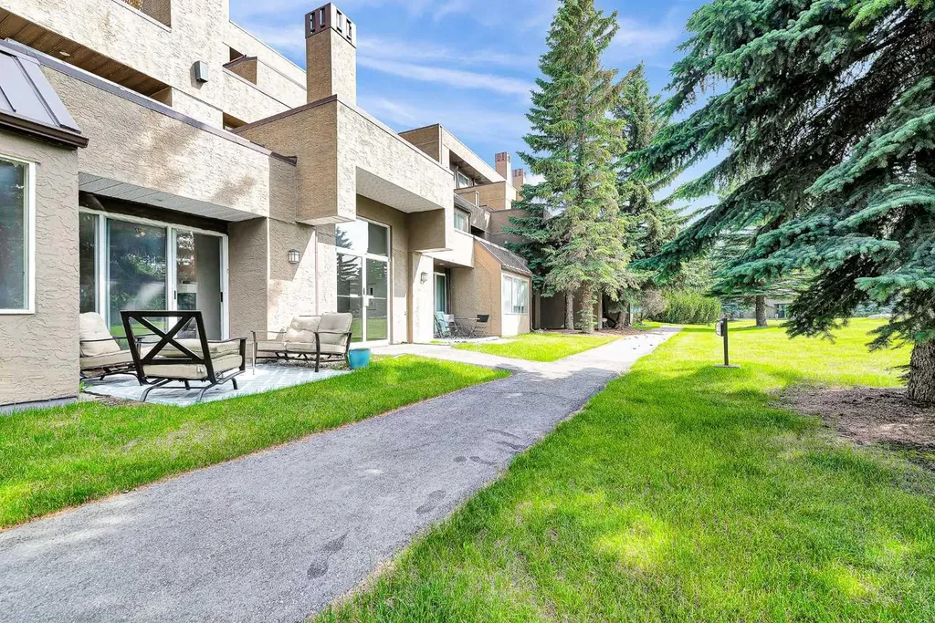 108 Village Heights SW Calgary AB T3H2L2
