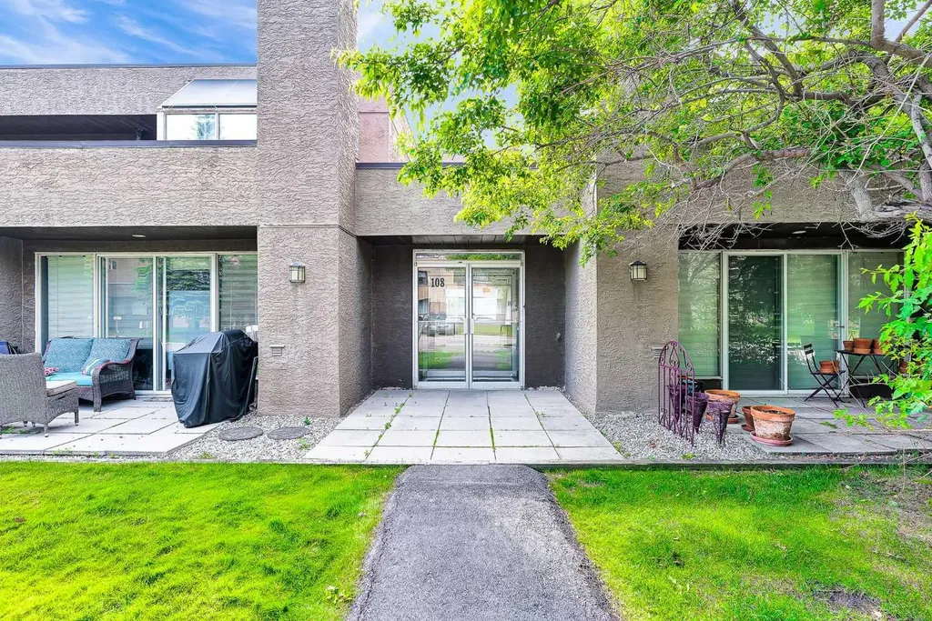 108 Village Heights SW Calgary AB T3H2L2