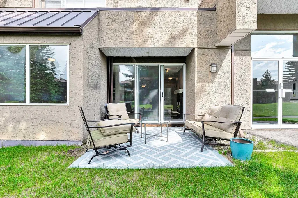 108 Village Heights SW Calgary AB T3H2L2