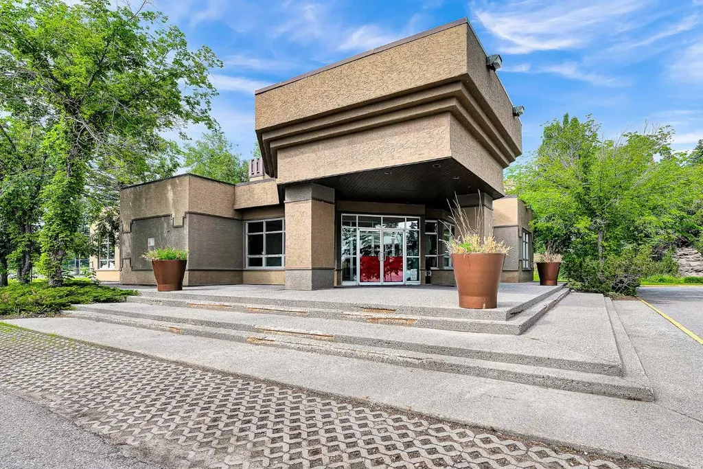 108 Village Heights SW Calgary AB T3H2L2