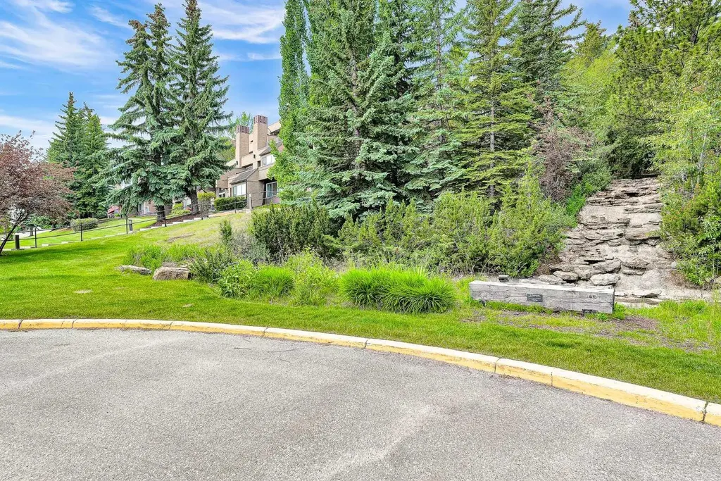 108 Village Heights SW Calgary AB T3H2L2