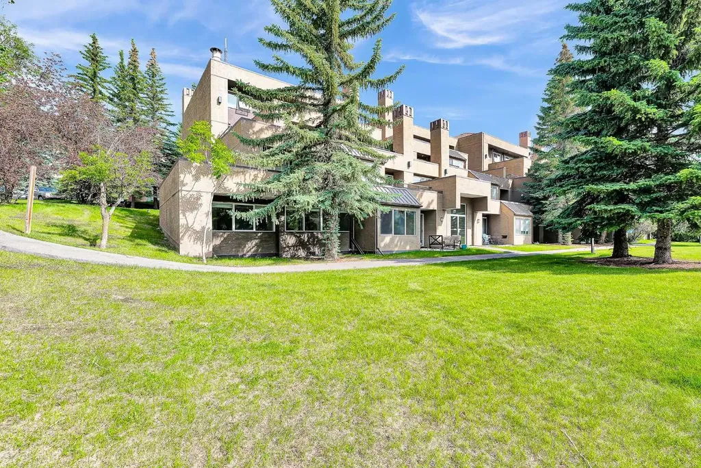 108 Village Heights SW Calgary AB T3H2L2