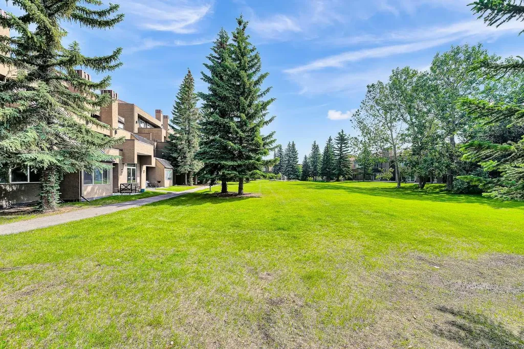 108 Village Heights SW Calgary AB T3H2L2