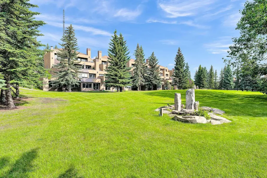108 Village Heights SW Calgary AB T3H2L2